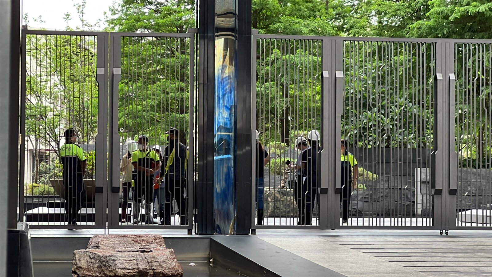 新竹市「豐邑晴空匯」火警發生後，迄今D棟100住戶仍回不了家，社區災後已成立清潔、電機消防、保險法律、事務、資訊小組，分工完成災後家園重建。記者黃羿馨／攝影 