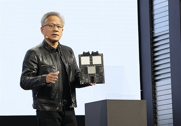 在台北國際電腦展上,黃仁勳宣布持續加碼投資台灣,甚至設立新研發中心,台北市長蔣萬安今表示,第一時間就已成立府級專案小組和輝達聯繫,也願親自向黃仁勳說明北市優勢。記者曾吉松/攝影