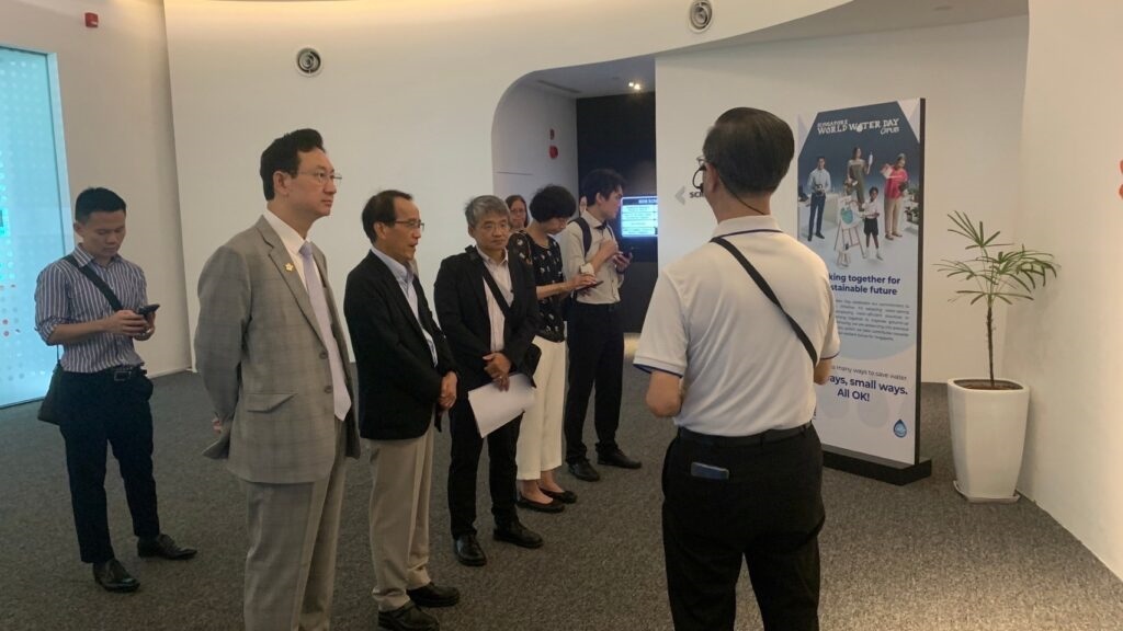 新加坡國家水務局人員解說永續展覽館，圖片高雄市政府提供