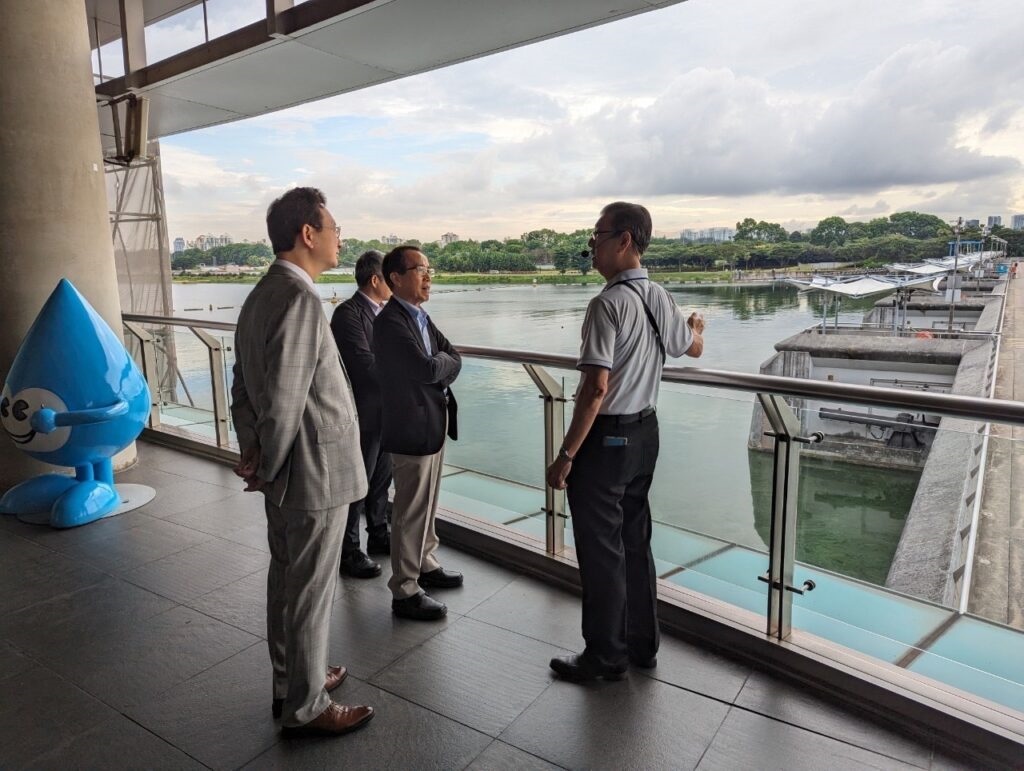 新加坡國家水務局人員解說濱海堤壩，圖片高雄市政府提供