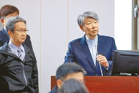 
政府多次動用預算補貼台電電費，經濟部長郭智輝（右）5日在立法院表示，自己從民間企業來，他個人不支持這種方式，台電財務要靠自己努力賺錢。左為台電總經理王耀庭。（黃世麒攝）
