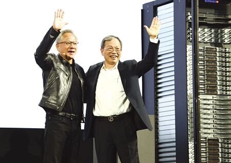 美超微(Supermicro)總裁暨執行長梁見後5日發表主題演講,NVIDIA執行長黃仁勳也為其站台,兩人有志一同強調「綠色運算」的重要性。圖∕顏謙隆