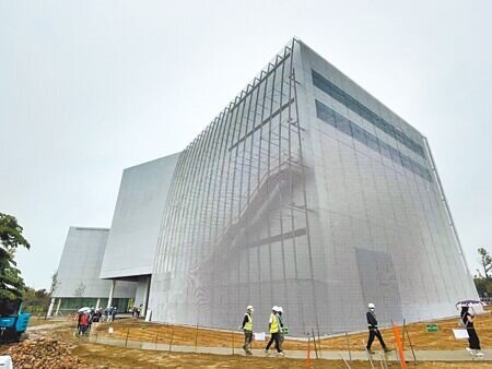斥資52.9億元興建的台中綠美圖,主體工程已經完工,台中市議會教育文化委員會5日考察並開箱,該館預計2025年底開館營運。(林欣儀攝)