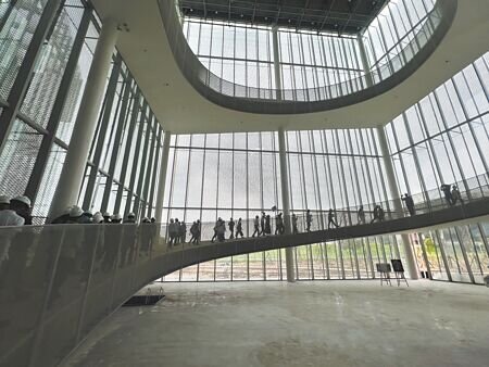 斥資52.9億元興建的台中綠美圖,主體工程已經完工,台中市議會教育文化委員會5日考察並開箱,該館預計2025年底開館營運。(林欣儀攝)
