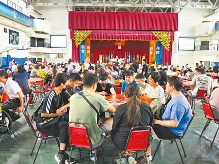 環球科技大學將退場,5日學生會舉辦最後感恩謝師宴,席開40桌宴請在校、退休教職員工。(張朝欣攝)