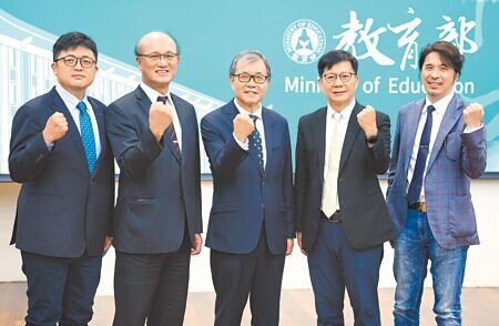 教育部長鄭英耀(中)與教育部主任祕書林柏樵(左一)、教育部常務次長林騰蛟(左二)、教育部政務次長張廖萬堅(右二)、教育部政務次長葉丙成(右一)合影。(陳俊吉攝)