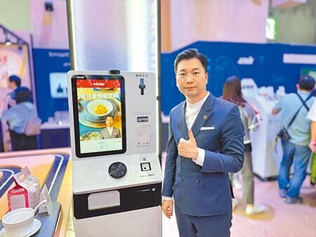 雙月食品社社長賴永晟期待全球唯一結合3種AI應用技術的AI Kiosk點餐機解決缺工與行銷痛點。(古明弘攝)