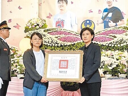 
新竹市政府為紀念消防局金山分隊李詠真、周立鑫2位殉職勇消，5日舉辦聯合公祭，行政院副院長鄭麗君（右）代表總統頒發褒揚令給予李詠真的家屬。（王惠慧攝）
