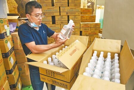 洗腎、開刀手術必用的生理食鹽水,因為市占7成的永豐公司停產,導致全國大缺貨。圖為醫院庫存不同用途的食鹽水。(王英豪攝)