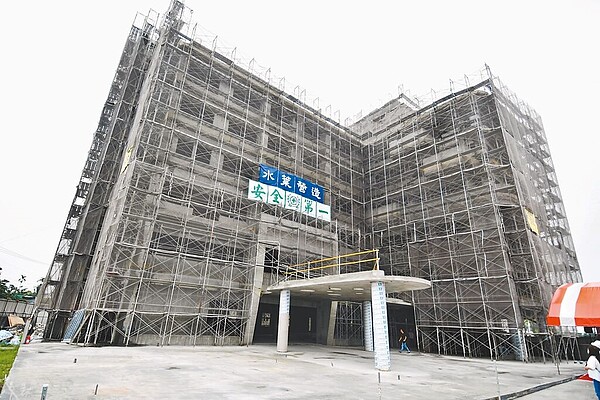 彰化縣埤頭鄉綜合式長照服務暨衛生所大樓5日舉行上梁典禮,預計明年竣工。圖/彰化縣政府提供