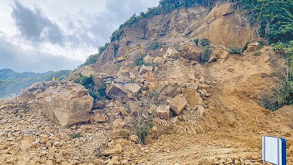 基隆市北寧路平浪橋頭3日發生大規模土石坍塌，交通部公路局全力搶修，5日完成第2階施工平台，開始清理坡頂浮石。圖／交通部公路局提供