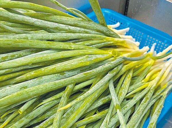 台北市衛生局抽驗蔬果殘留農藥,「非常泰」SOGO天母店檢驗出青蔥不符規定。圖/台北市衛生局提供