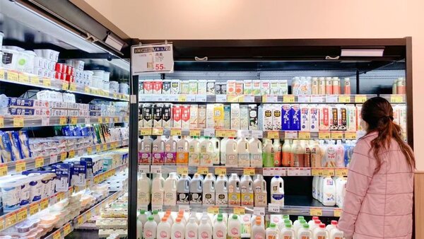 市售鮮乳產品眾多，保存期限通常約14天，而國外進口乳品期限較長，30天以上到90天左右。示意圖／中時報系資料照
