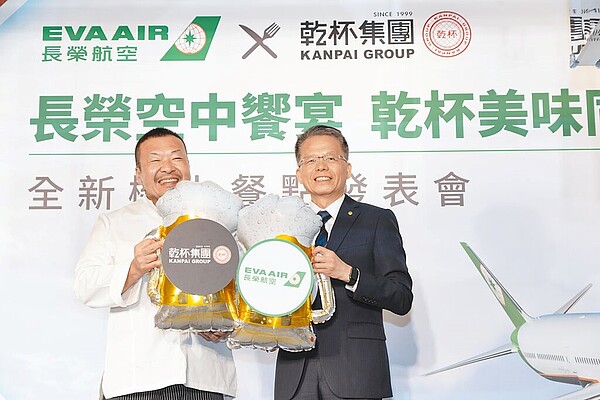 長榮航空總經理孫嘉明(右)和乾杯集團董事長平出莊司(左)舉起啤酒造型氣球,以「乾杯」動作為合作揭開序幕,將頂級燒肉餐點推上雲端。圖/長榮提供。飲酒過量有害健康