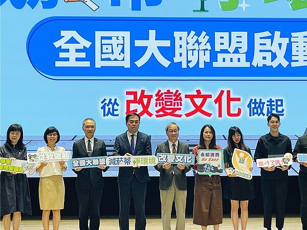 環境部長彭啟明5日宣布攜手文化部,欲透過改變文化的方式,使吸菸者確實熄菸、不邊走邊抽、菸蒂丟垃圾桶。圖/蔡佩珈攝