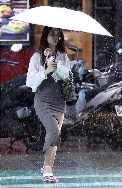 6日午後竹苗以南山區、嘉南高及宜花東有局部短暫雨,7日西半部有陣雨,午後各地有局部短暫陣雨。圖/聯合報系資料照片