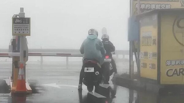 有機車騎士為規避合歡山武嶺停車場每次20元停車費,竟騎車鑽縫隙離場。圖/民眾提供