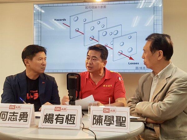 國民黨前立委陳學聖、清華大學兼任助理教授何志勇與消防安全達人楊有恆直播,談晴空匯大火悲劇原因。何志勇談及新竹的中央統籌分配款,新竹市去年繳稅近3000億,中央統籌分配款卻只獲78億,全國平均收入僅次於新竹市的新竹縣,繳稅逾千億,卻是全國唯一平均每人分配統籌稅款低於1萬元的縣市,僅9491元。圖/陳學聖提供