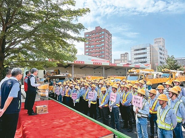 台電與桃園市政府組成專家小組檢討停電原因,台電總經理王耀庭承諾,將再分年增補至少100名人力,提升桃園供電品質。圖為日前台電舉辦誓師大會。圖/台電桃園區營業處提供