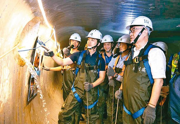 台北市長蔣萬安(前排左)、副市長李四川(右)率局處首長視察雨水下水道修補工程。圖/北市水利處提供