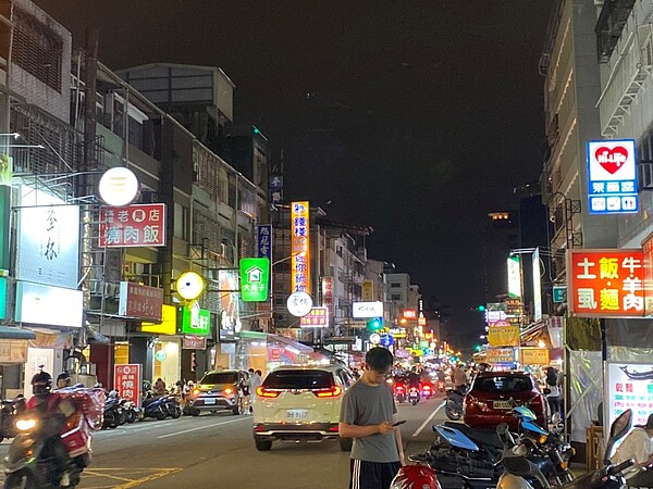 起源於日據時代的台中忠孝路夜市,以2字頭房價、交通方便等因素,吸引通勤族前來購屋。圖/永慶房產集團提供
