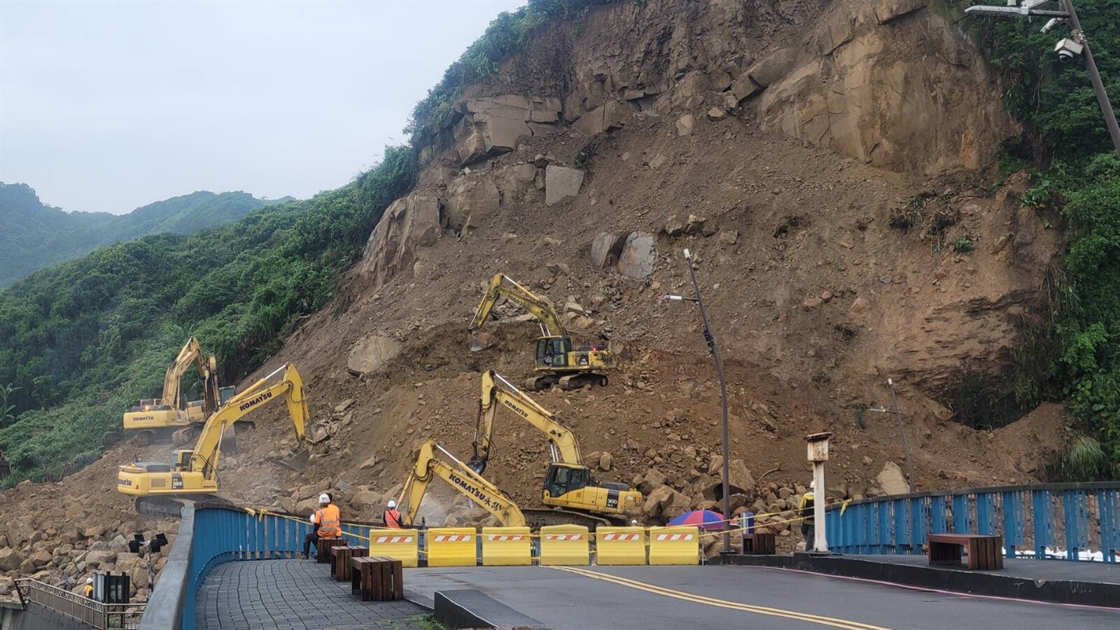 基隆山崩現場，昨天完成最危險的「刷坡」，坡頂浮石都已清除，今天預定進行施工平台降層並持續破碎剩餘巨石．11日通車可以達到目標。記者游明煌／攝影 