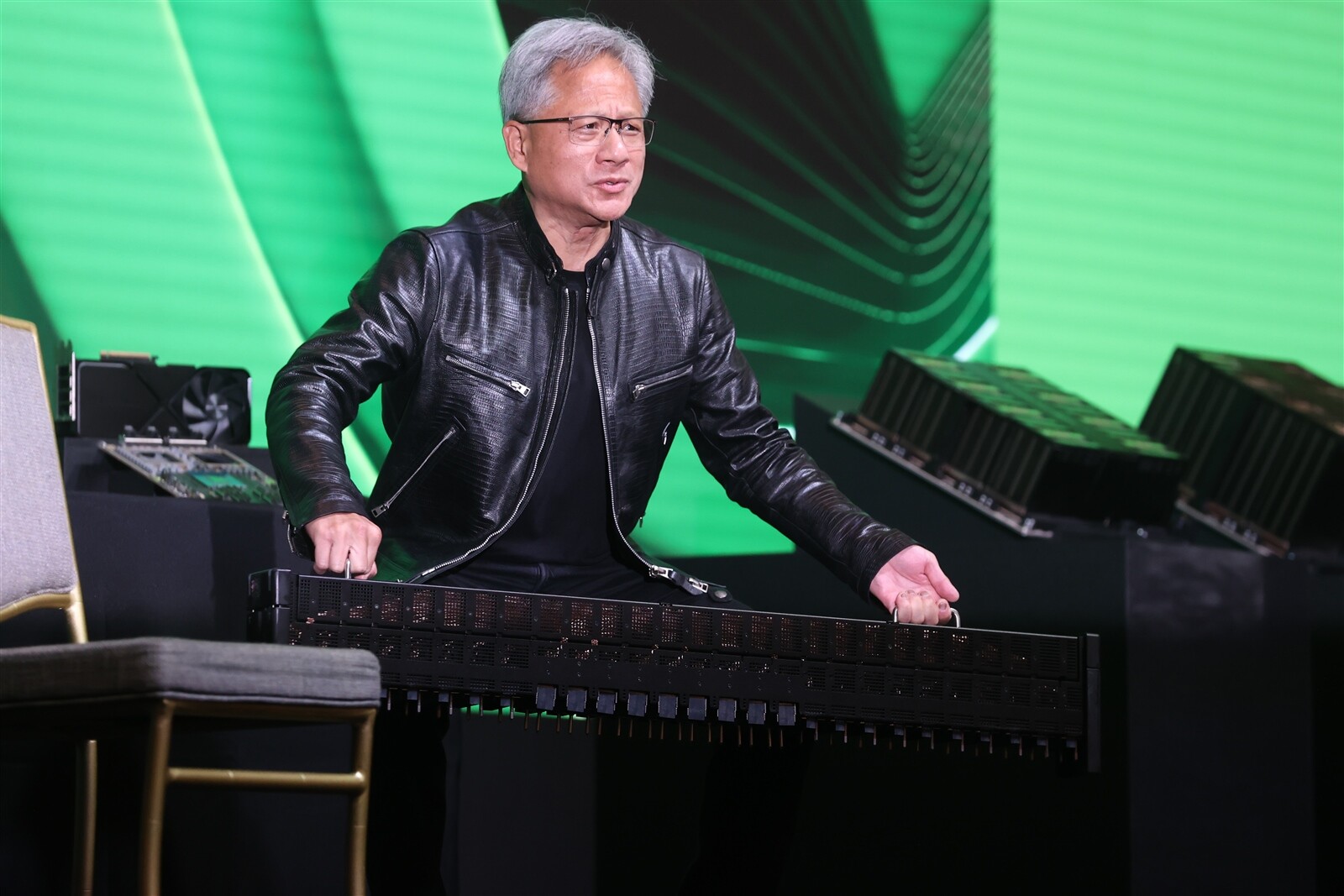 輝達（NVIDIA）創辦人暨執行長黃仁勳日前接受專訪時，被問及「近日股價一直創新高、你的身價也是，這對你的意義是什麼？」他說，自己還是要面對堆積如山的工作，所以一切都沒有改變。圖為黃仁勳近日現身台北國際電腦展。記者胡經周／攝影 