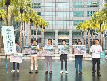 環保團體環境法律人協會6日到新北市府前表達訴求，呼籲市府放棄開發淡北道路。（王揚傑攝）