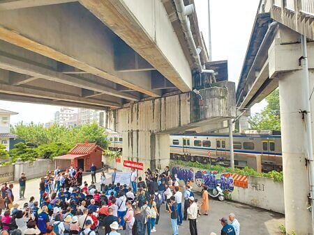 立委張嘉郡6日邀集交通部鐵道局、台鐵公司到雲林縣斗六市內環陸橋下會勘,未來進行鐵路高架化時,內環路橋將暫不拆除,而是抬高高架橋墩,火車將從陸橋上方通過。(周麗蘭攝)