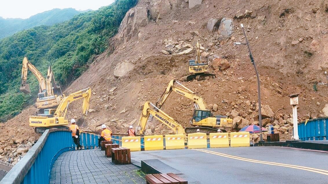 基隆山崩現場,公路局已完成最危險的「刷坡」,坡頂浮石都已清除,持續破碎剩餘巨石,預計本月11日可通車。記者游明煌/攝影
