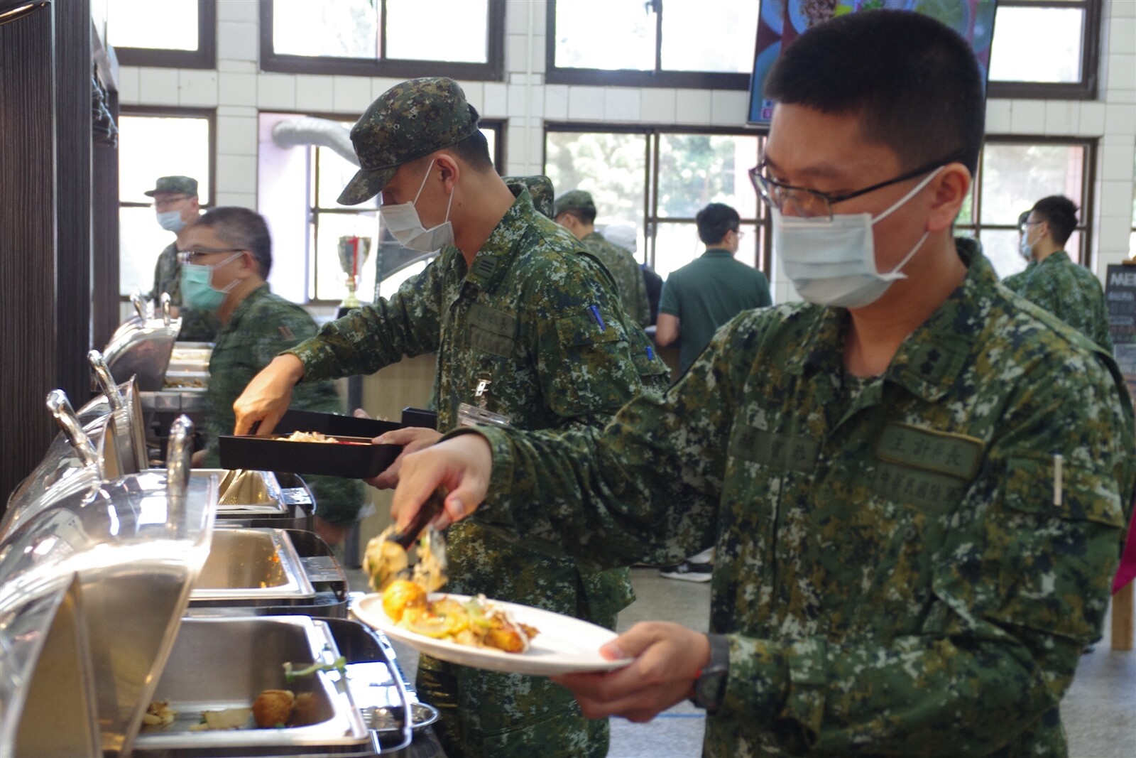 目前各單位用餐，幾乎都已改為自助取餐。記者程嘉文／攝影 