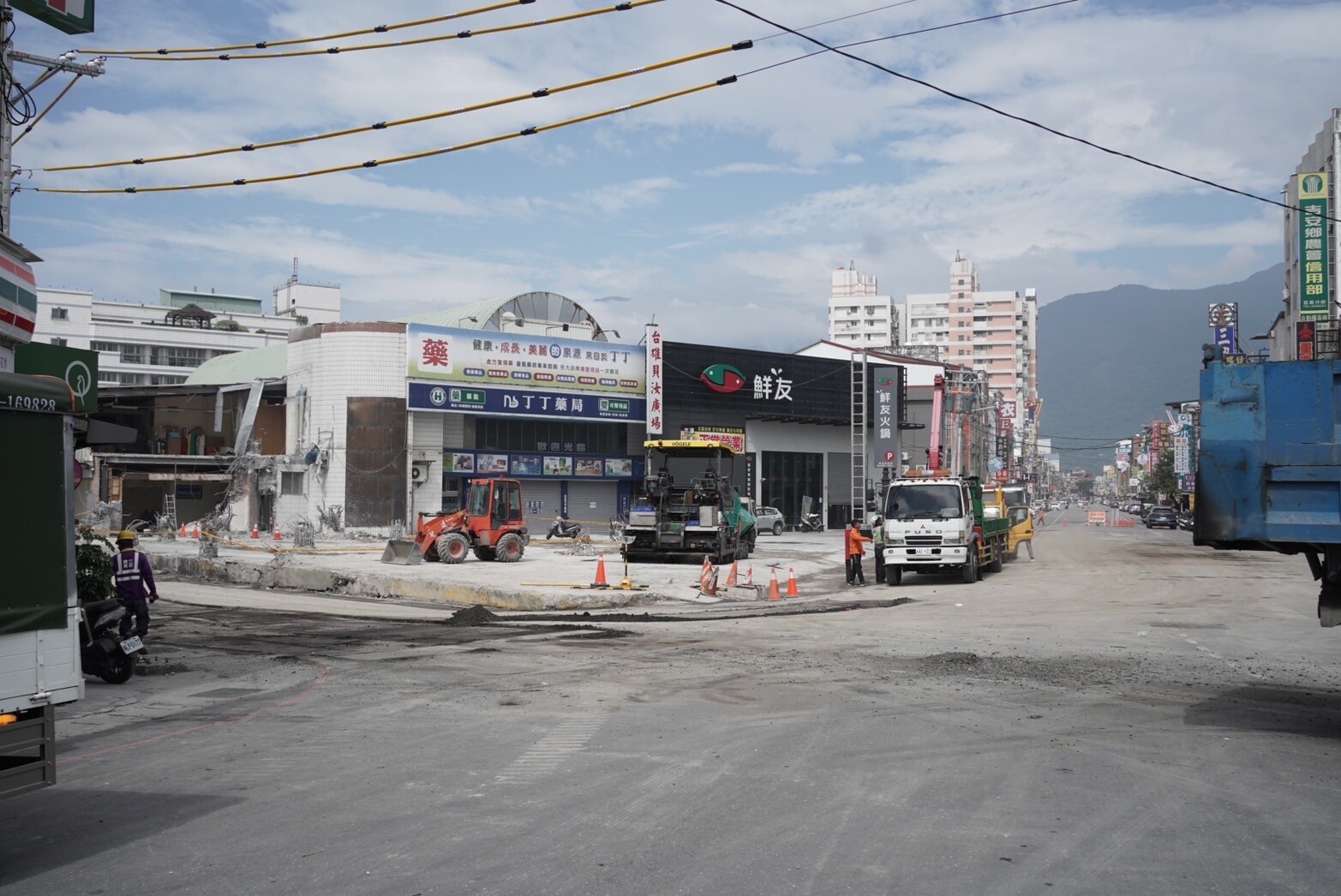 花蓮吉安麥當勞建物因地震受損，需強制拆除，已拆除完畢，預計明天通車。記者王思慧／攝影 