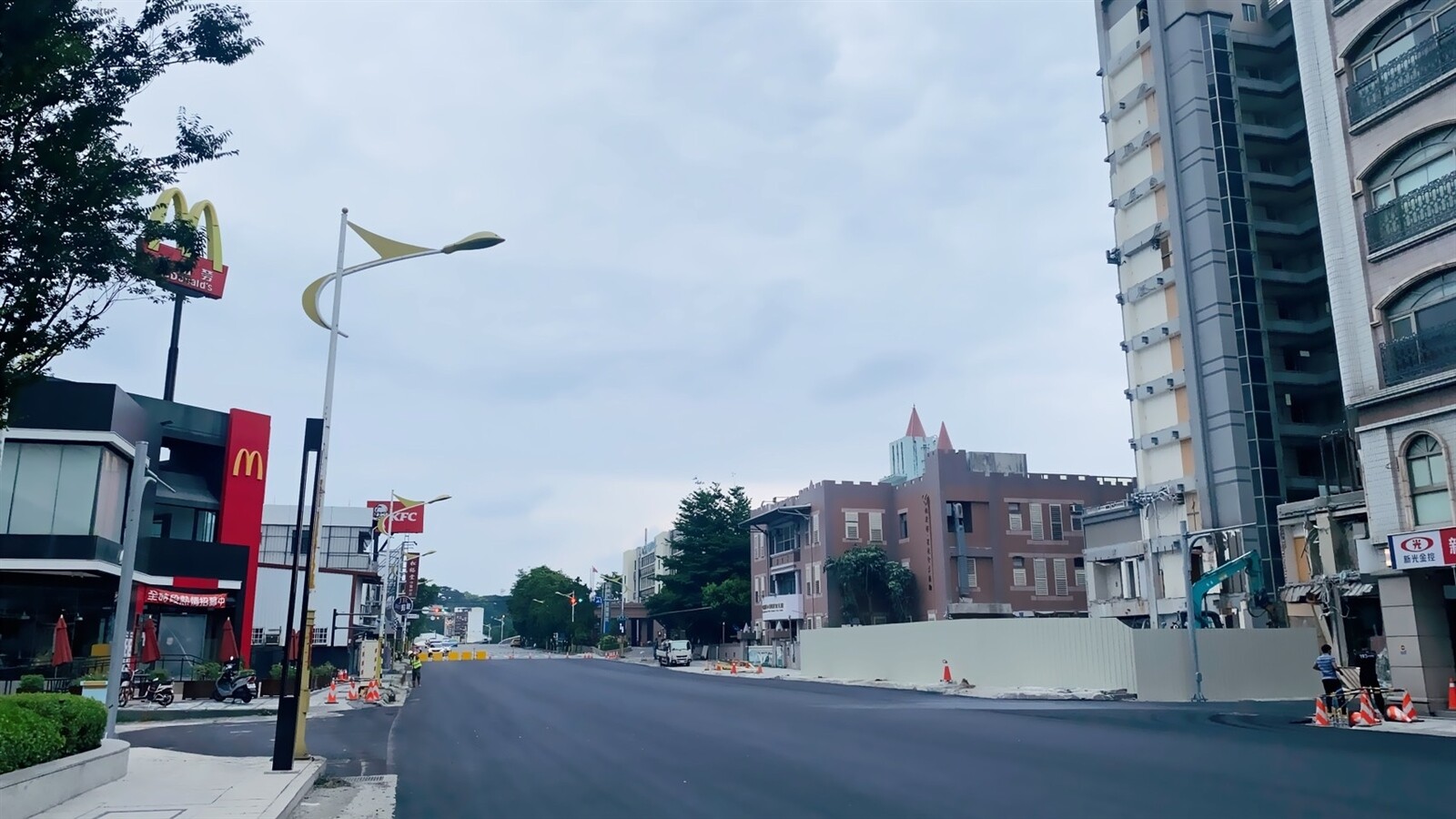 花蓮市藍天麗池飯店受地震影響拆除，造成周邊尖峰時段塞車，現已拆除完畢，明天將通車。記者王思慧／攝影 