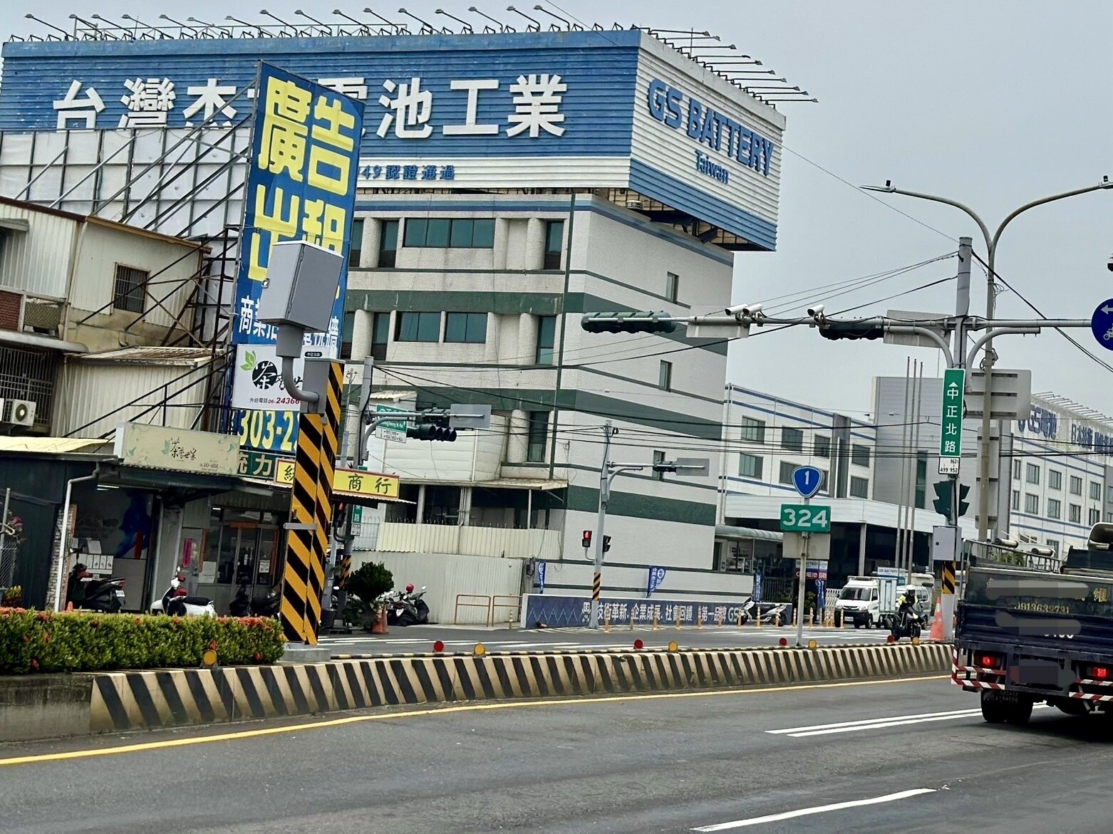 台南永康中正北路、王行路口因日前嚴重車禍事故頻傳，近期增設2支固定測速照相桿及1處科技執法，預計年底上路，引起民眾討論。記者萬于甄／攝影 