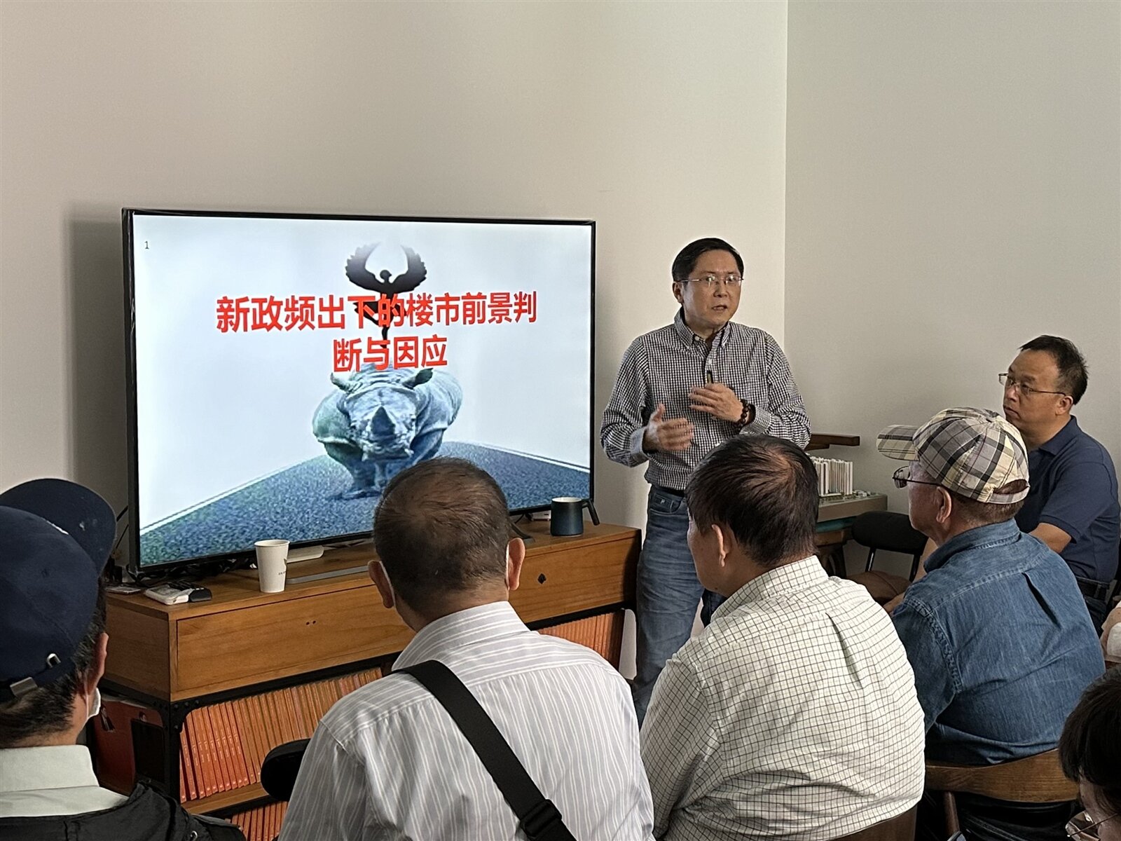 兩岸房地產專家、復旦大學地產運作研究所前所長蔡為民6日在上海舉辦「新政頻出下的樓市前景判斷與因應」講座,就房市新政的效應以及當前房地產形勢進行剖析。記者陳宥菘/攝影