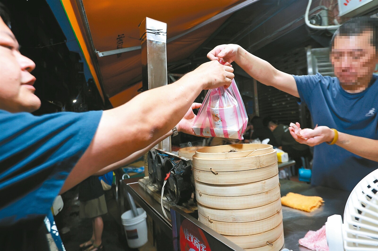 台北醫學大學發現國人尿液塑化劑代謝物濃度高於許多歐美國家，外帶食物常用塑膠袋是原因之一。記者胡經周／攝影 