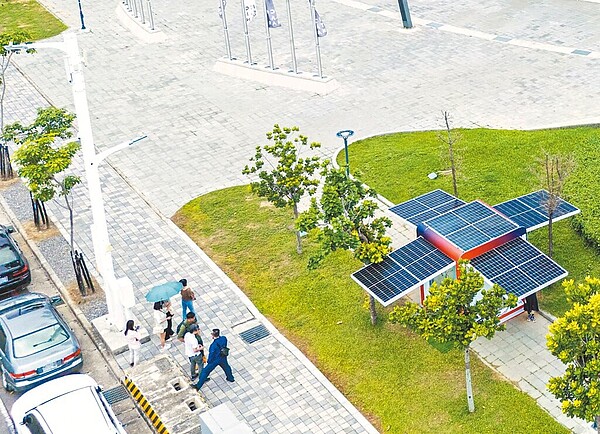 國內第1座完全由綠能供電的智慧杆(左邊白色為智慧杆)位於大台南會展中心前,6月7日起驗證示範。(台南市經發局提供/曹婷婷台南傳真)