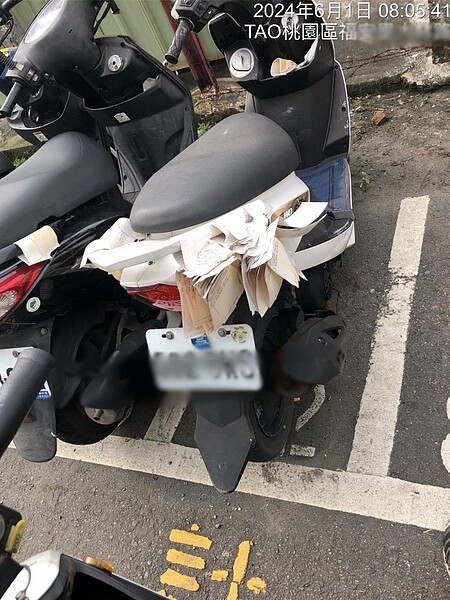 路邊常見車子霸占停車格,擋風玻璃前夾滿一疊停車單,卻始終不見車主人影,桃園市交通局研擬祭出欠費久占就拖規定,盼增加停車格周轉率。(交通局提供/蔡依珍桃園傳真)