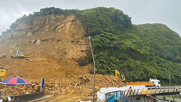 基隆台2線70公里處坍方阻斷雙向交通，交通部公路局6日增派卡車清運崩落的土石，估11日搶通，交通部將於1個月內盤查省道公路所有C級邊坡，有疑慮者升級巡檢。（公路局提供／蔡明亘台北傳真）