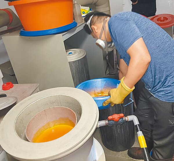 新北地檢署、環保局、市刑大及林口警分局、保7刑大等單位,聯合破獲非法提煉黃金地下工廠。圖為嫌犯模擬如何從廢棄物中提煉黃金。(新北市環保局提供/張鎧乙新北傳真)