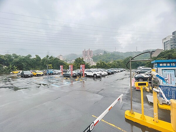深坑社宅基地現況部分為壽康新村停車場,共有130格汽車位,社宅預計今年動工,動工後停車場將無法使用,深坑里長黃建強建議重新規畫闢建新的停車場。(黃建強提供/高鈞麟新北傳真)