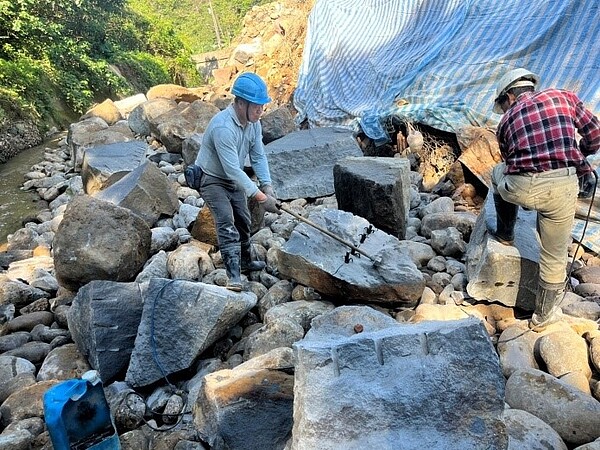 災害復建工程最大推手 砌石師傅巧手展生態工法 以人力將石塊材料先進行剖石並依大小分類,以減少施工期間尋找適合石塊的時間。圖/新北市政府提供