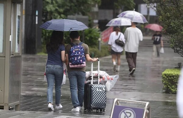 對流雲系發展旺盛，易有短延時強降雨，中央氣象署發布大雨特報。聯合報資料照片