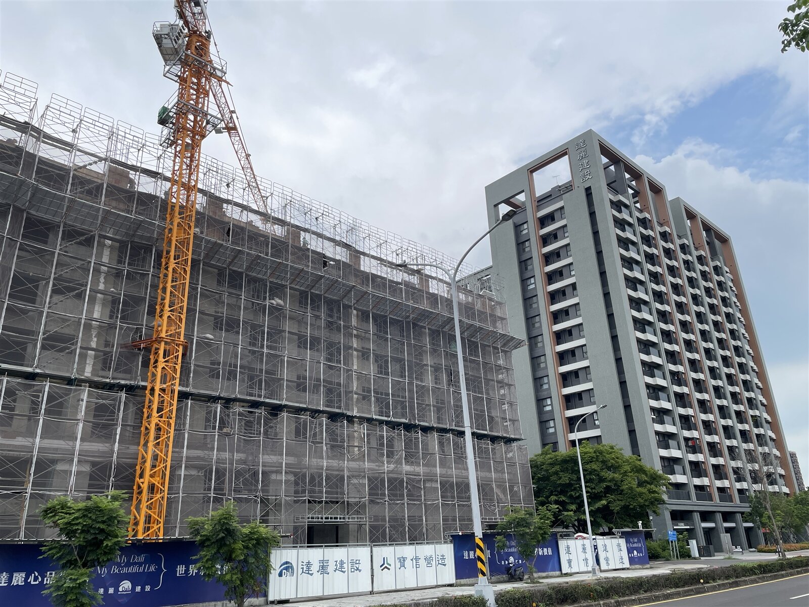 台南高鐵站周邊目前許多新建案施工中。記者林伯驊/攝影