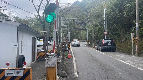 中橫便道上谷關至德基路段已搶通,今起恢復每天三班管制通行。圖/谷關工務段提供