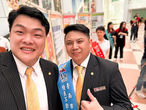 肯定誠實房仲!謝孟修(圖右)獲頒2023年「台南市優良不動產經紀人員」,全市僅6人獲獎。圖/永慶房產集團提供