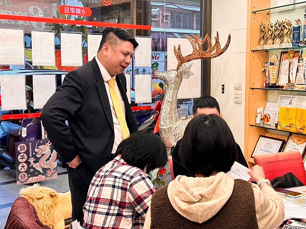 謝孟修用將心比心的道理,說服屋主據實告知隔壁曾發生槍擊兇案,最後圓滿成交。圖/永慶房產集團提供