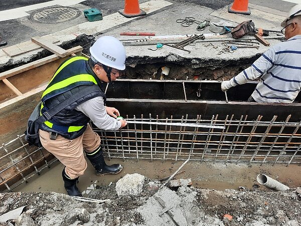 ■近期消費者相當關注居住安全品質，建議地主在重建過程遴選經驗豐富且合適之營造廠，以專業的營建管理全程把關，才能有效控制成本並提升重建後建築的施工品質，確保地震來不在為安全恐慌。 (圖片由中力都更提供)