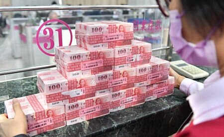 中央銀行3月升息半碼,加上5月報稅的短期資金需求增加,市場資金調度趨緊,央行7日公布5月金融業隔拆利率,加權平均利率自4月衝破0.8%後,5月再上升至0.815%,續創2009年1月以來近15年半單月新高。圖∕本報資料照片