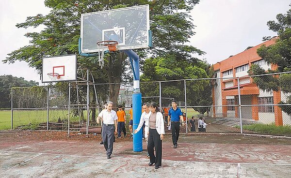 雲林縣政府成功爭取教育部2024年期中校園整建運動場地計畫經費近1.7億元,將有28校運動場地將更新。圖為古坑國中斑駁的籃球場。(雲縣府提供/周麗蘭傳真)